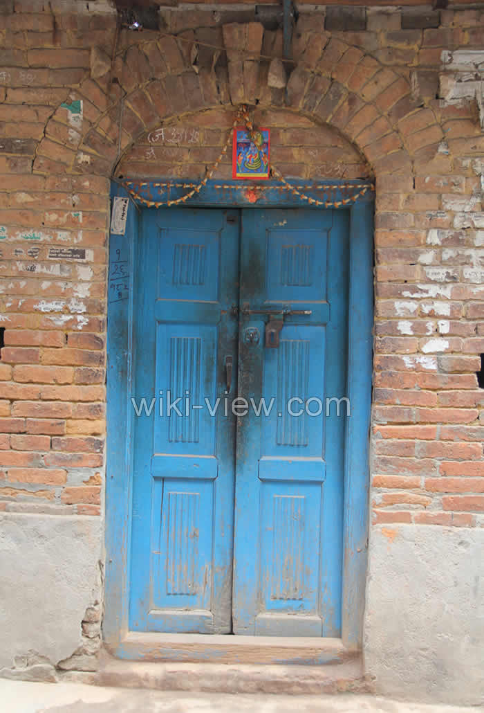 عکاسی از معماری شهر ها / معماری شهر ها / در و پنجره های قدیمی در شهر عکاسی از معماری شهر ها