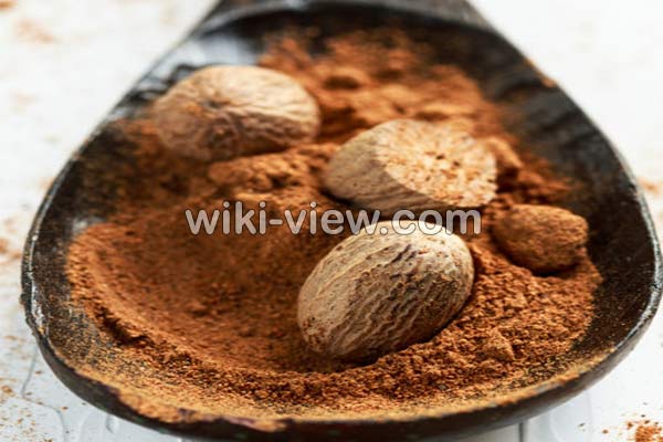 جوز هندی, خواص جوز هندی, مضرات جوز هندی, طبع جوز هندی, چگونه جوز هندی را پودر کنیم, خواص جوز هندی برای مو, مصرف جوز هندی در غذاها, جوز هندی در مرغ