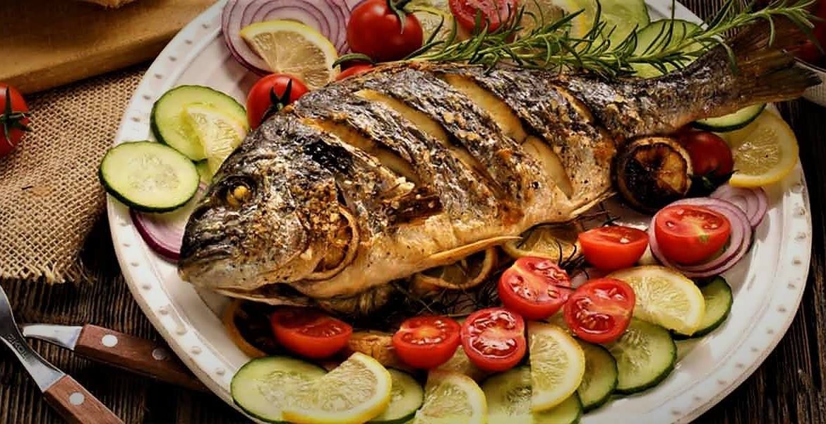 طرز تهیه ماهی شکم‌ پر مجلسی در توستر و فر یا ماهیتابه+ترکیب دقیق سبزی