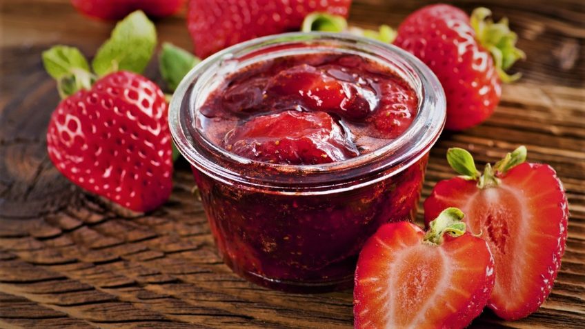 نکات مهم و طرز تهیه شربت و مربا توت فرنگی درسته خانگی خوشرنگ بدون کپک و شکرک