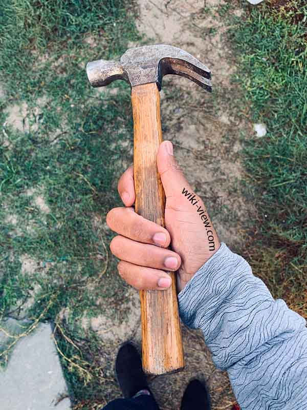 تعبیر خواب چکش🌒تعبیر خواب ضربه زدن با چکش روی انگشتان دست