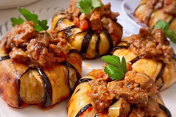 غذا با گوشت چرخ کرده : بقچه بادمجان