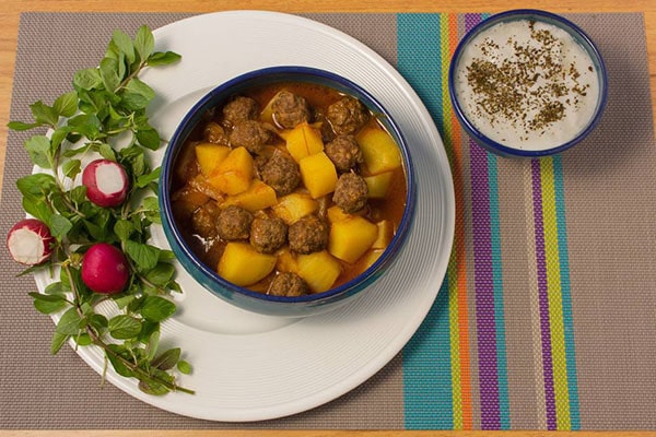 کله گنجشکی غذا خوشمزه با گوشت چرخ کرده